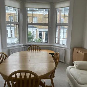 https://spacious-3-bed-flat-in-greenwich.brighton-hotels-england.com